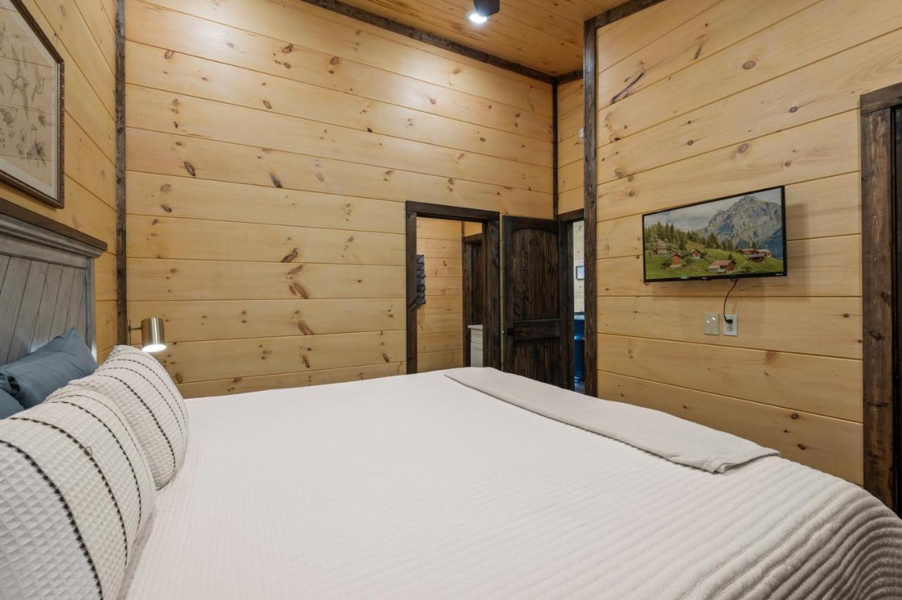 New Cozy Mountain Cabin Hot Tub Near Downtown ガトリンバーグ エクステリア 写真