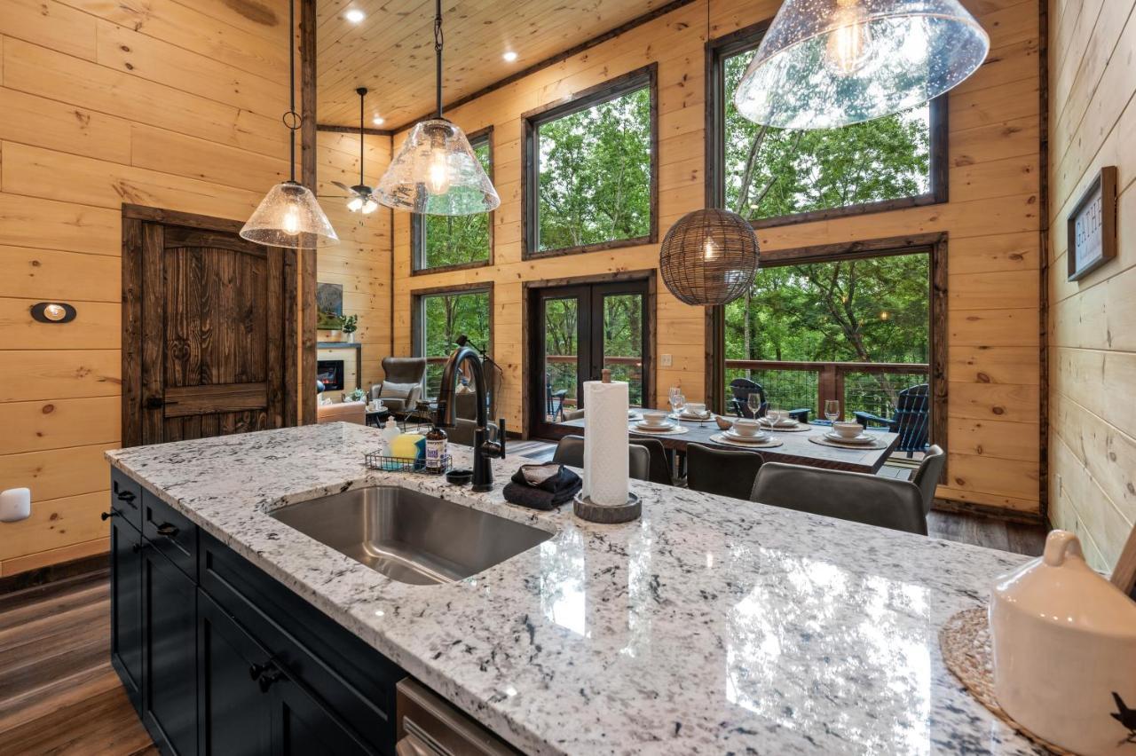 New Cozy Mountain Cabin Hot Tub Near Downtown ガトリンバーグ エクステリア 写真